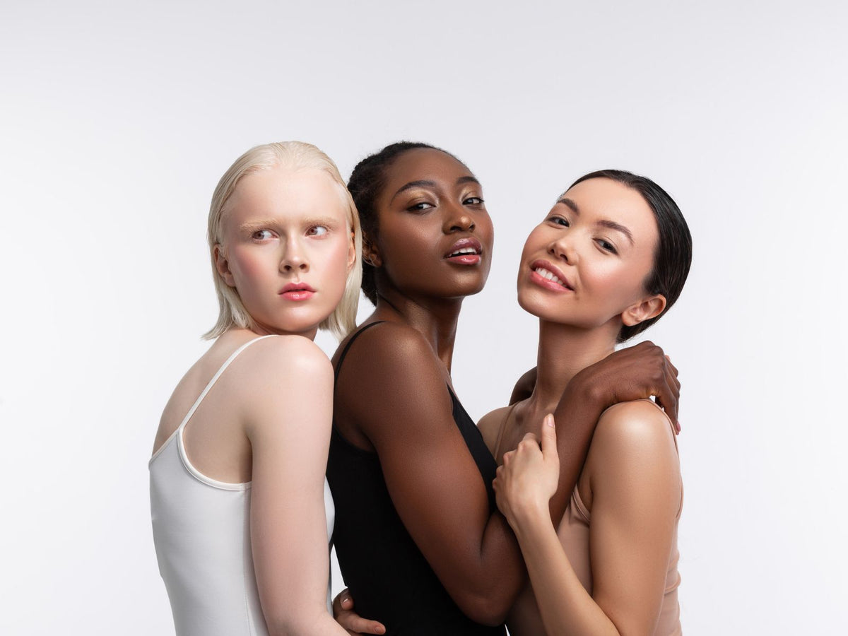 Trois femmes aux carnations différentes illustrant la diversité des beautés et des types de peau